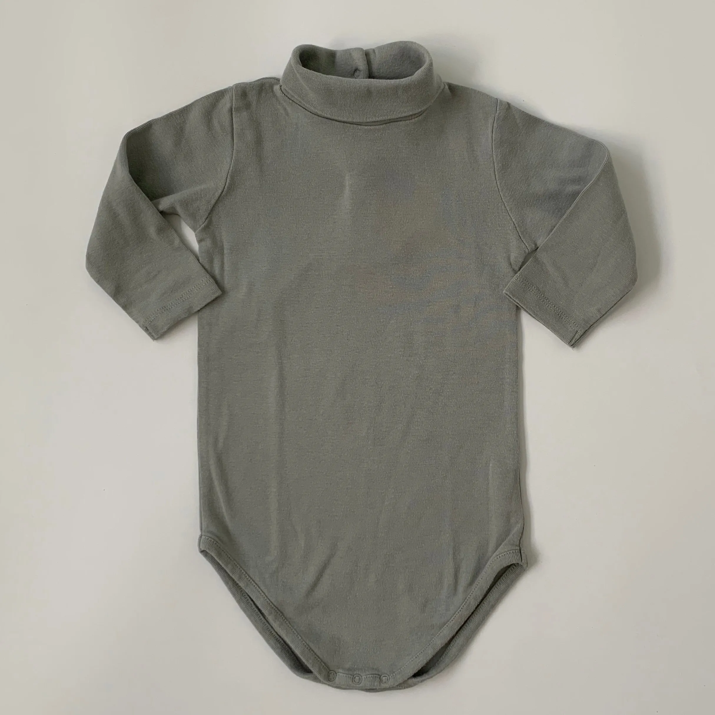 Bonpoint Dove Grey Cotton Poloneck Bodysuit: 2 Years