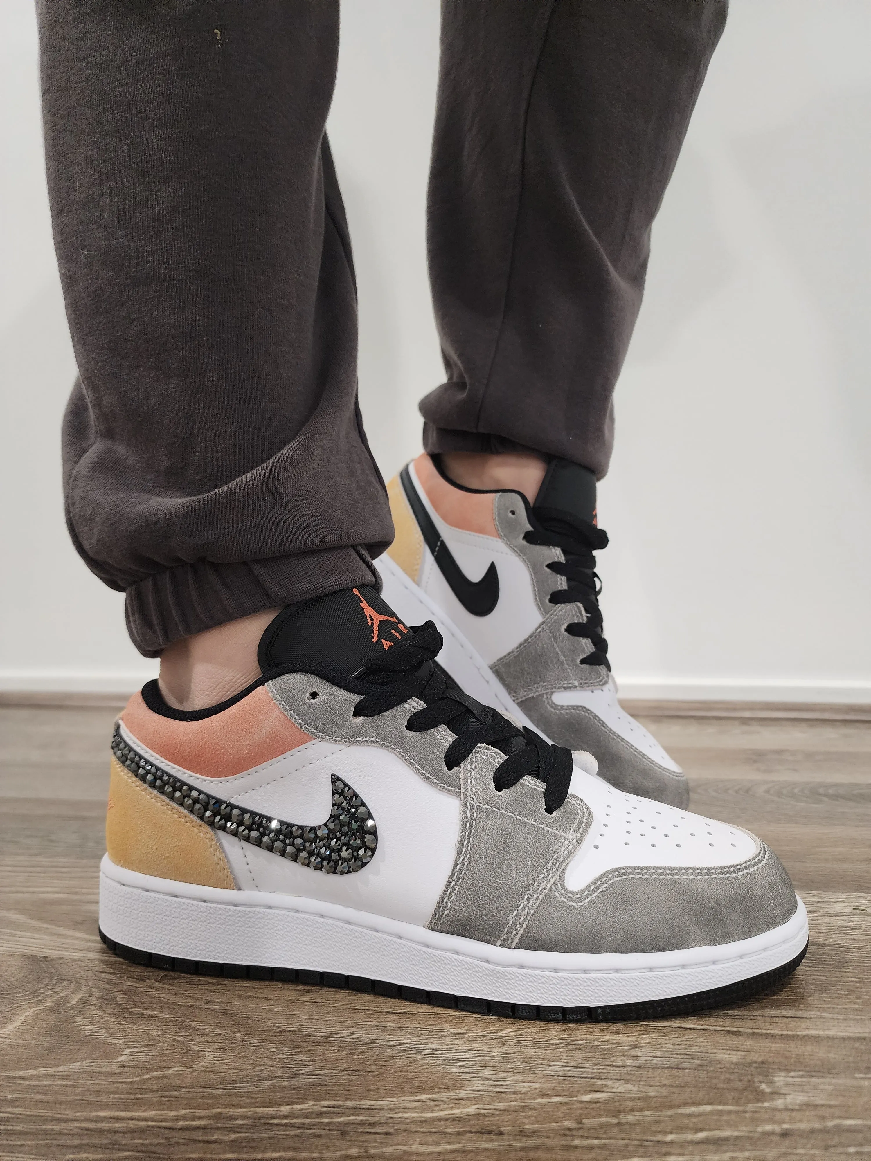 Jordan 1 Low Women/Youth (Black/Grey/Gold)