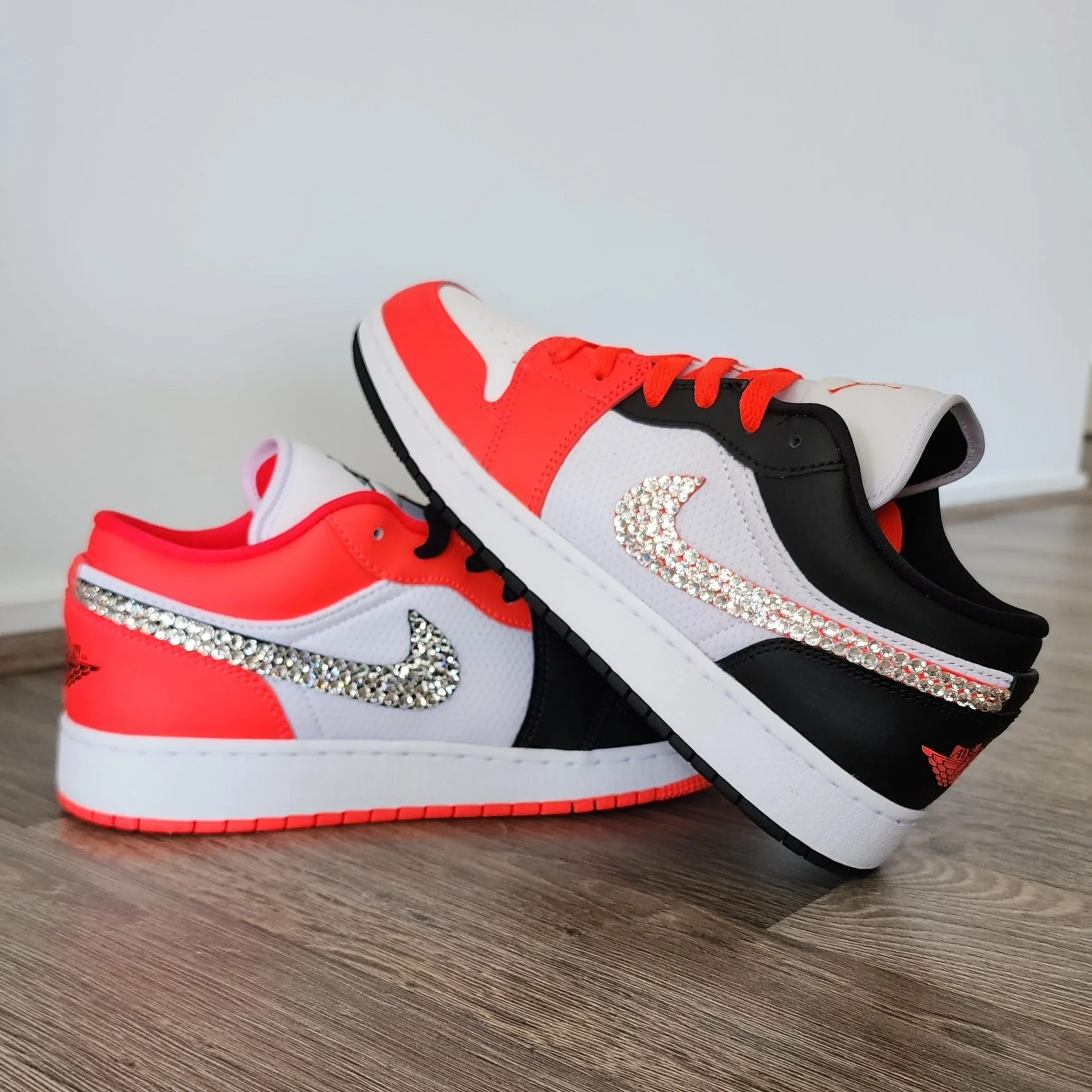 Jordan 1 Low Women/Youth (Bright Red/ Black/White)