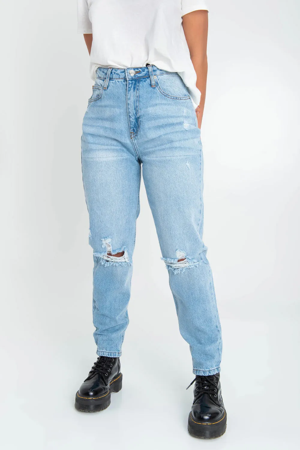 Pantalón cintura alta mom fit denim rotos en rodillas