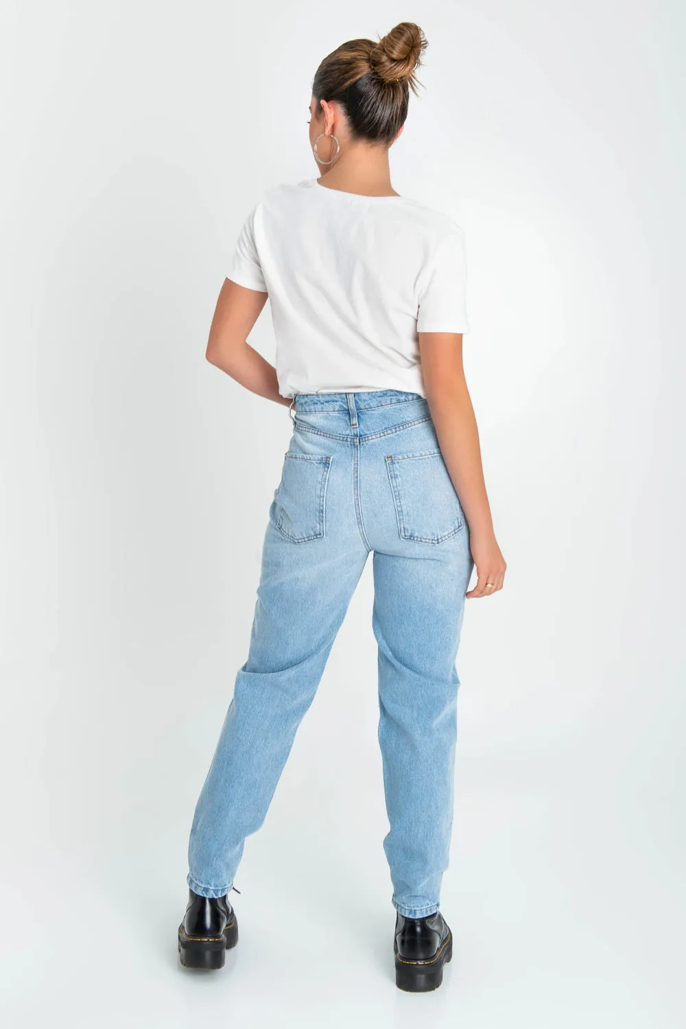 Pantalón cintura alta mom fit denim rotos en rodillas