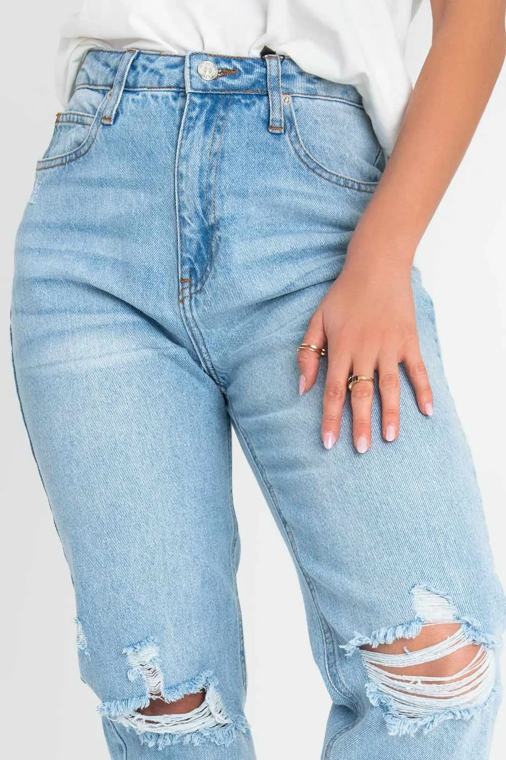 Pantalón cintura alta mom fit denim rotos en rodillas