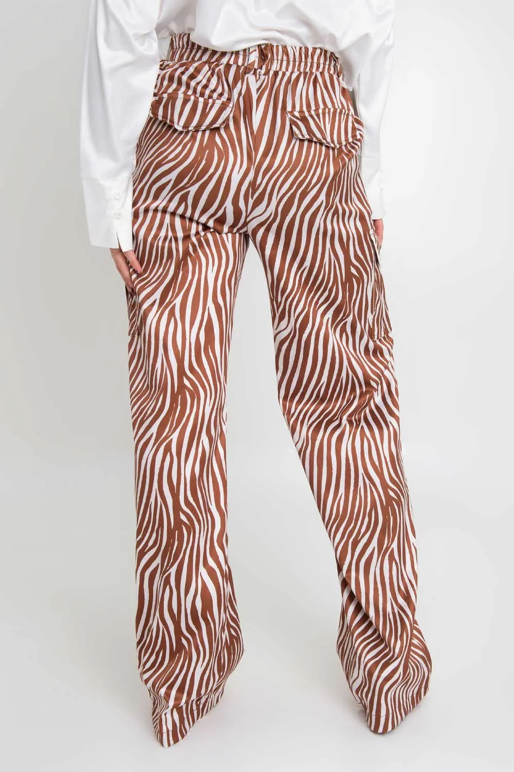 Pantalón satinado cargo de animal print